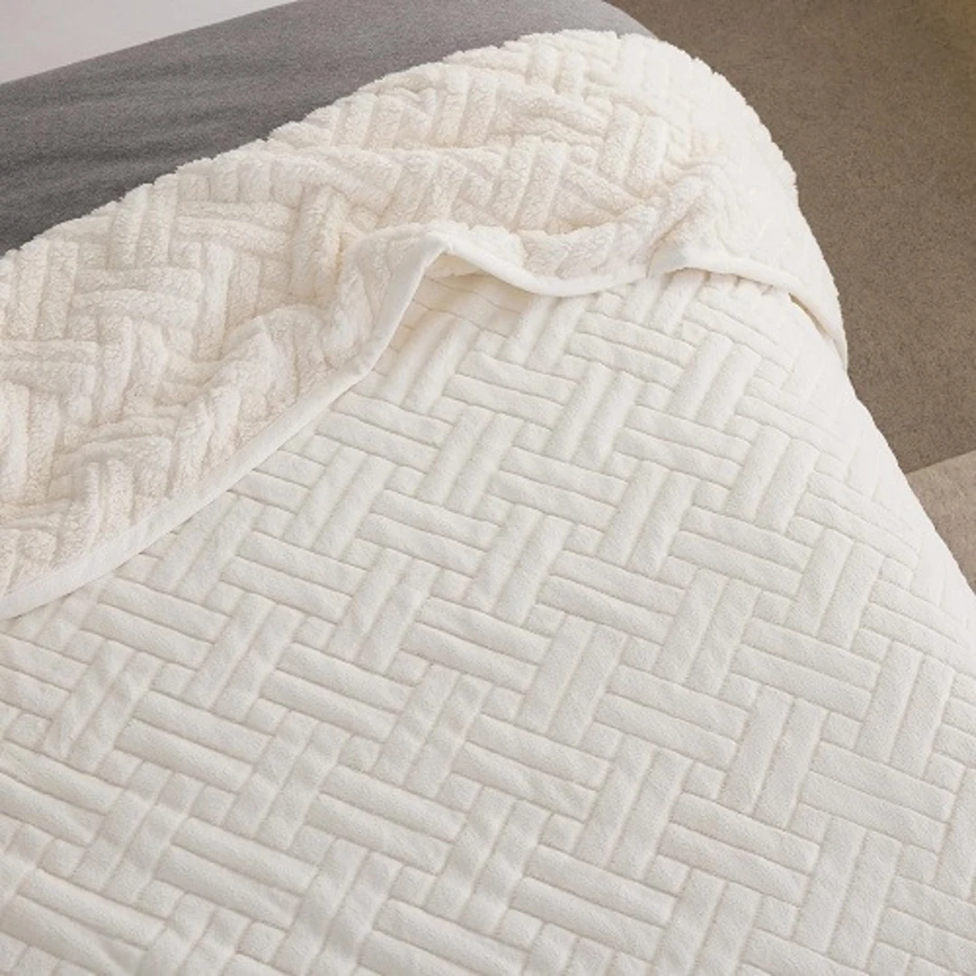 Korbliss Faux Fur King Quilt Blanket - 480gsm Fuzzy Soft And Warm Coverlet Light - Ivory - Image 4